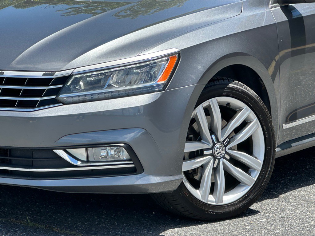 2016 Volkswagen Passat Image 2