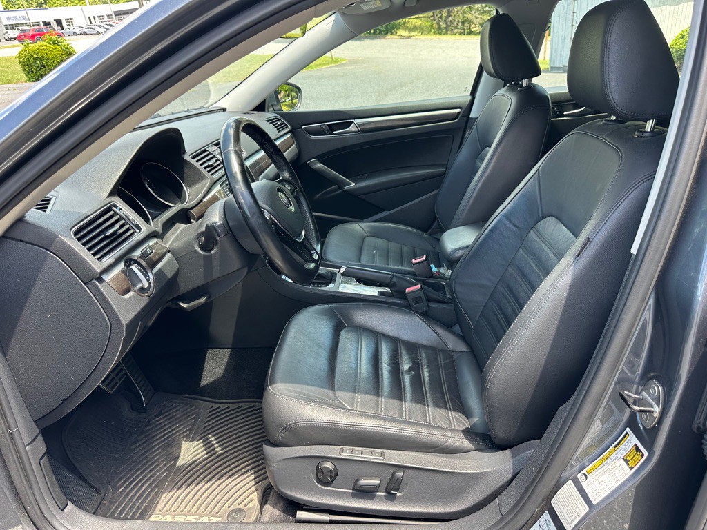 2016 Volkswagen Passat Image 11