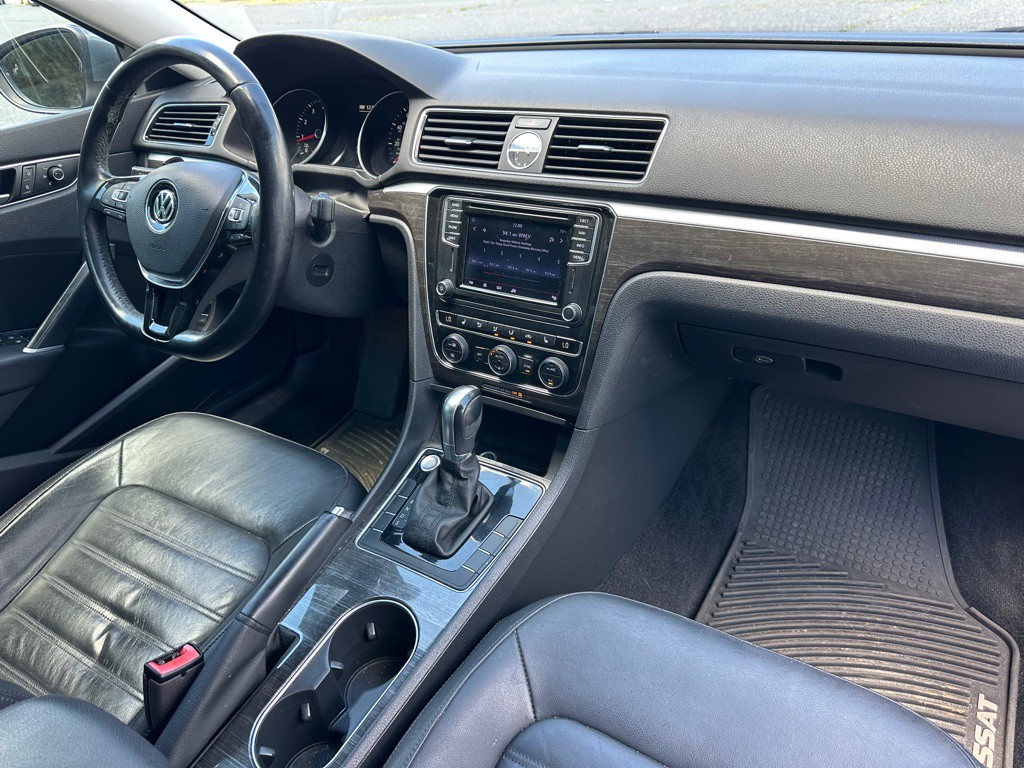 2016 Volkswagen Passat Image 17