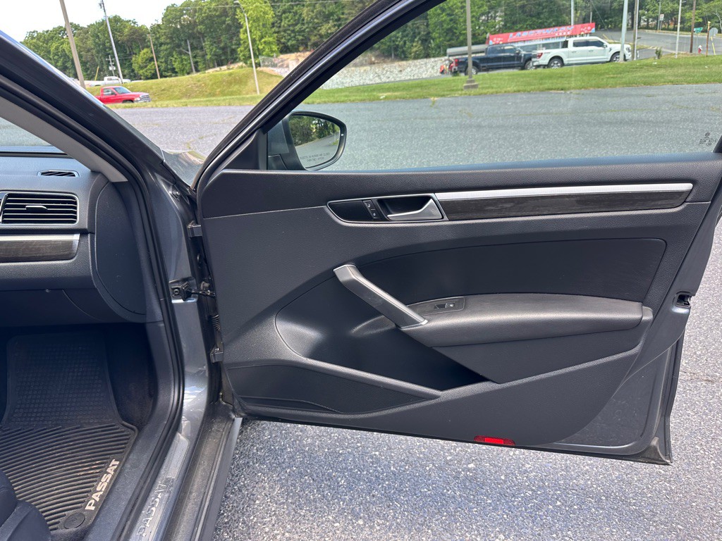 2016 Volkswagen Passat Image 18