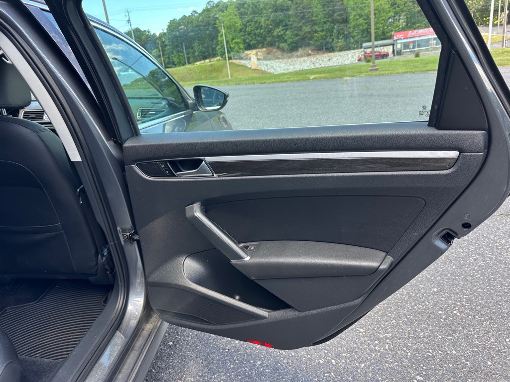 2016 Volkswagen Passat Image 19