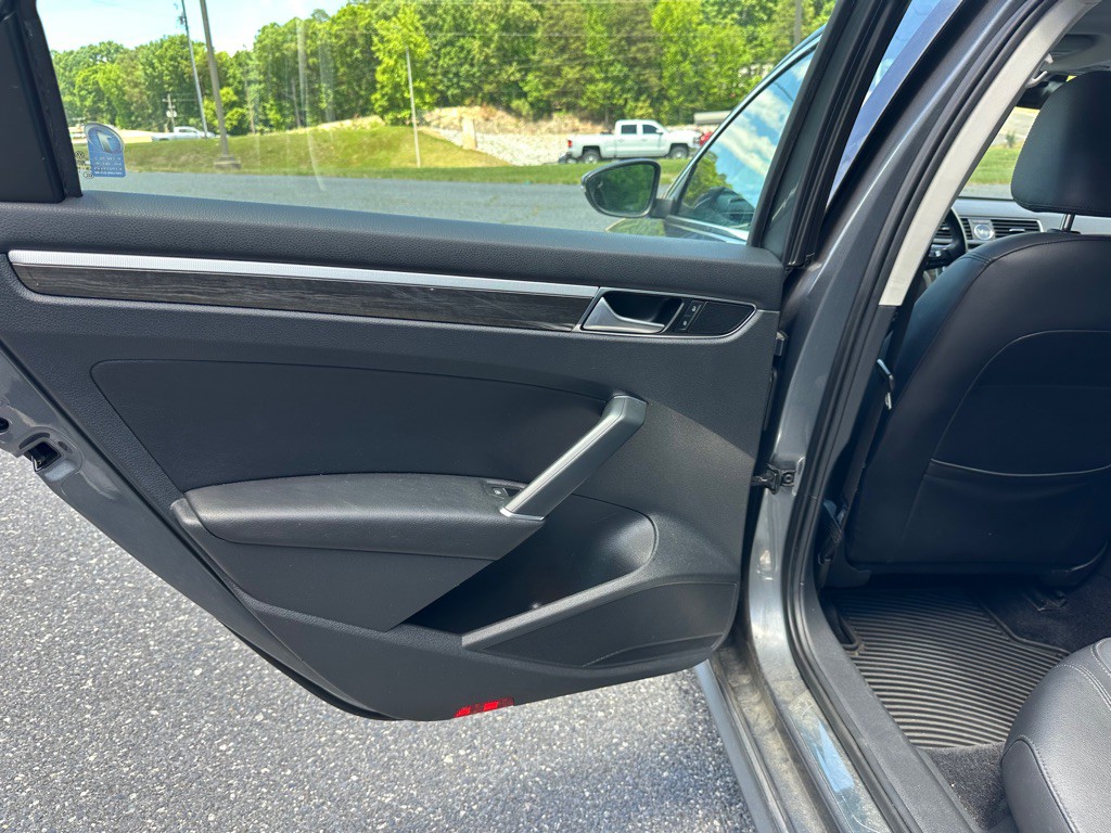 2016 Volkswagen Passat Image 21