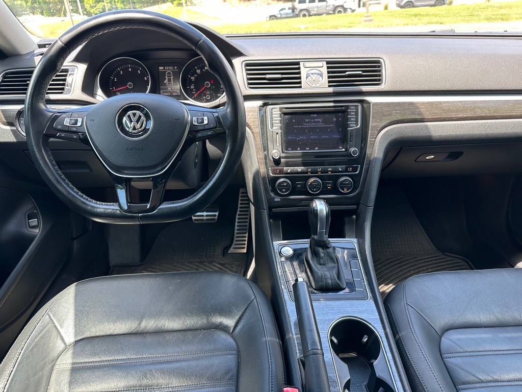 2016 Volkswagen Passat Image 24