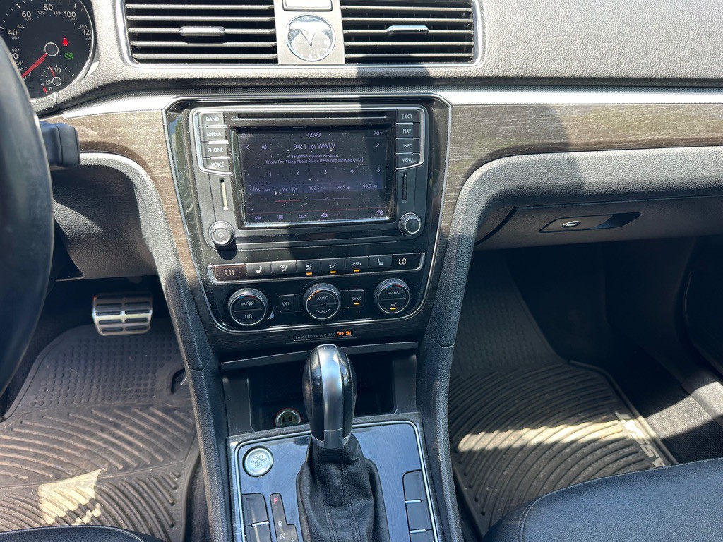 2016 Volkswagen Passat Image 27
