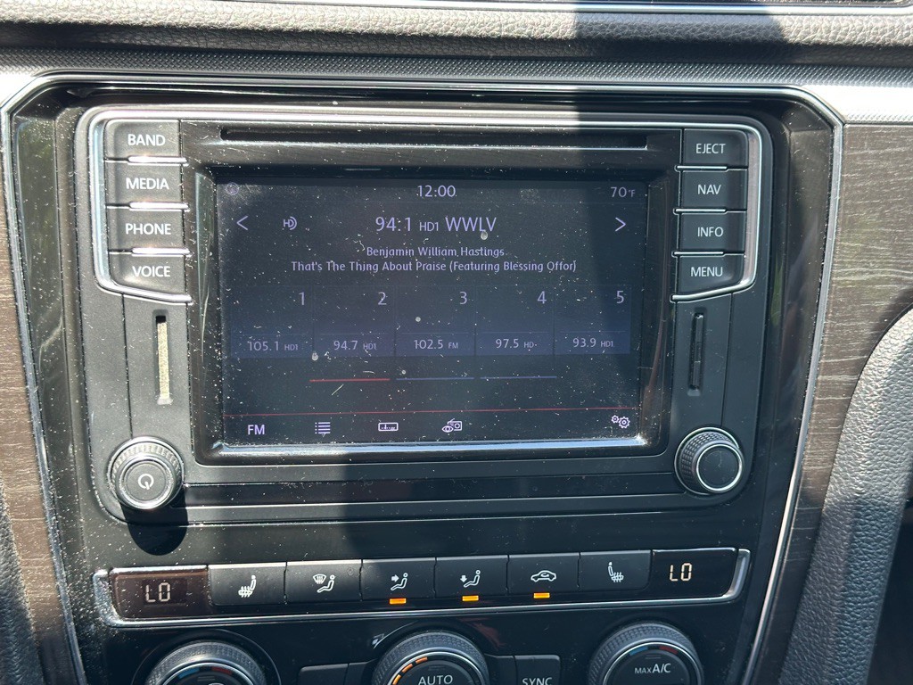 2016 Volkswagen Passat Image 28