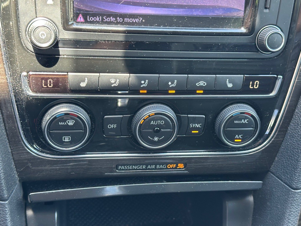 2016 Volkswagen Passat Image 30