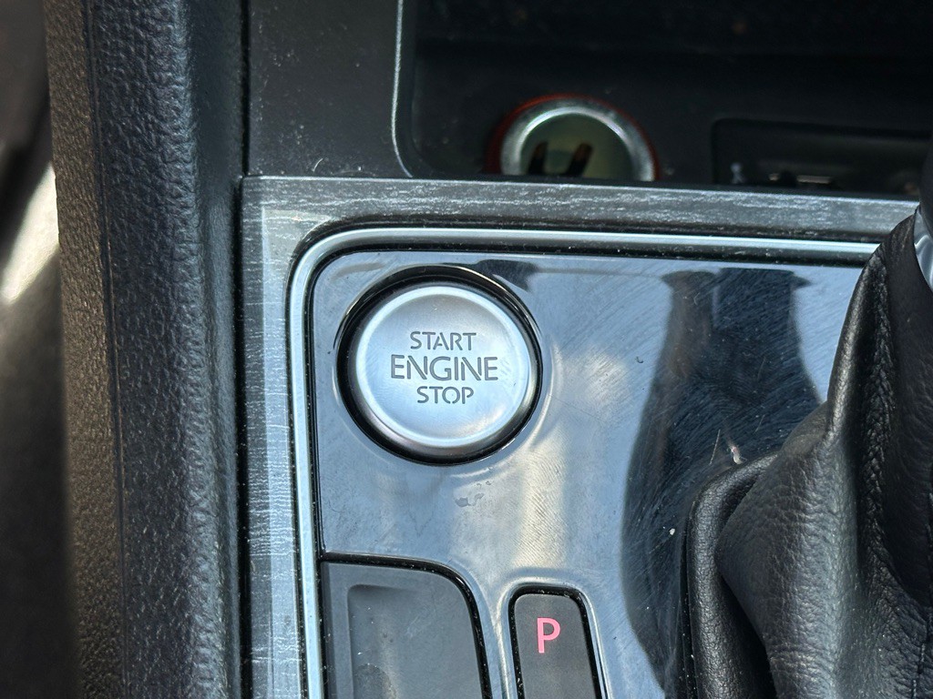 2016 Volkswagen Passat Image 31