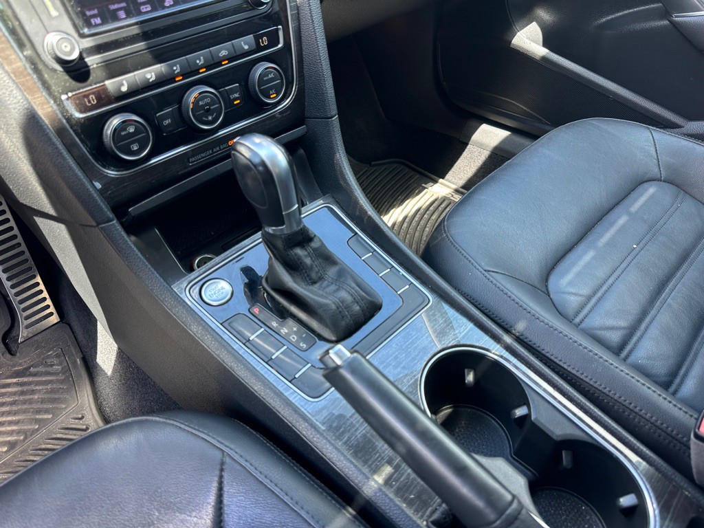 2016 Volkswagen Passat Image 32
