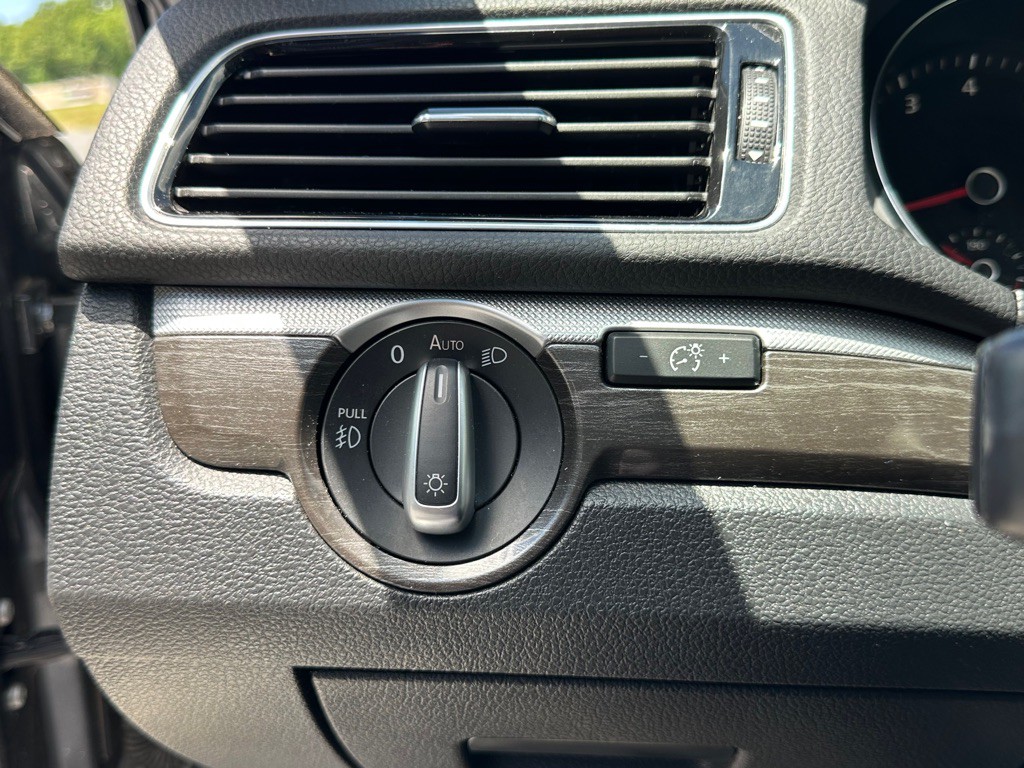 2016 Volkswagen Passat Image 33