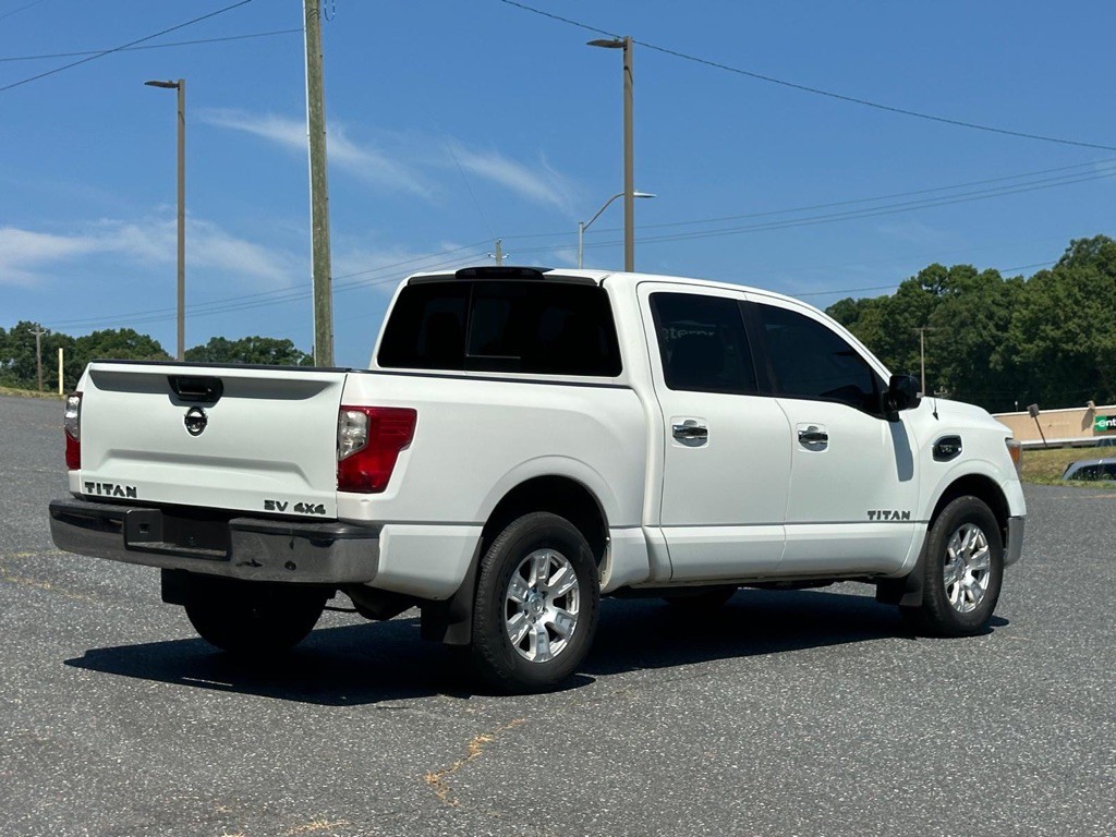2017 Nissan Titan Image 5