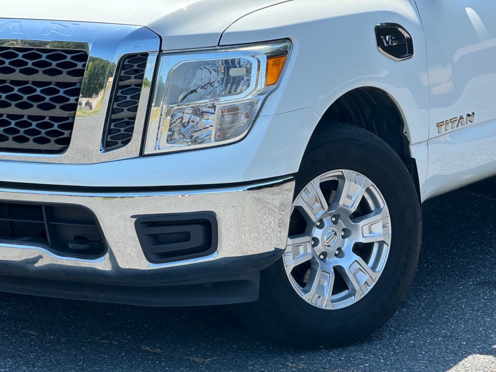 2017 Nissan Titan Image 9