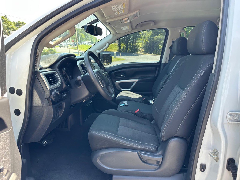 2017 Nissan Titan Image 11