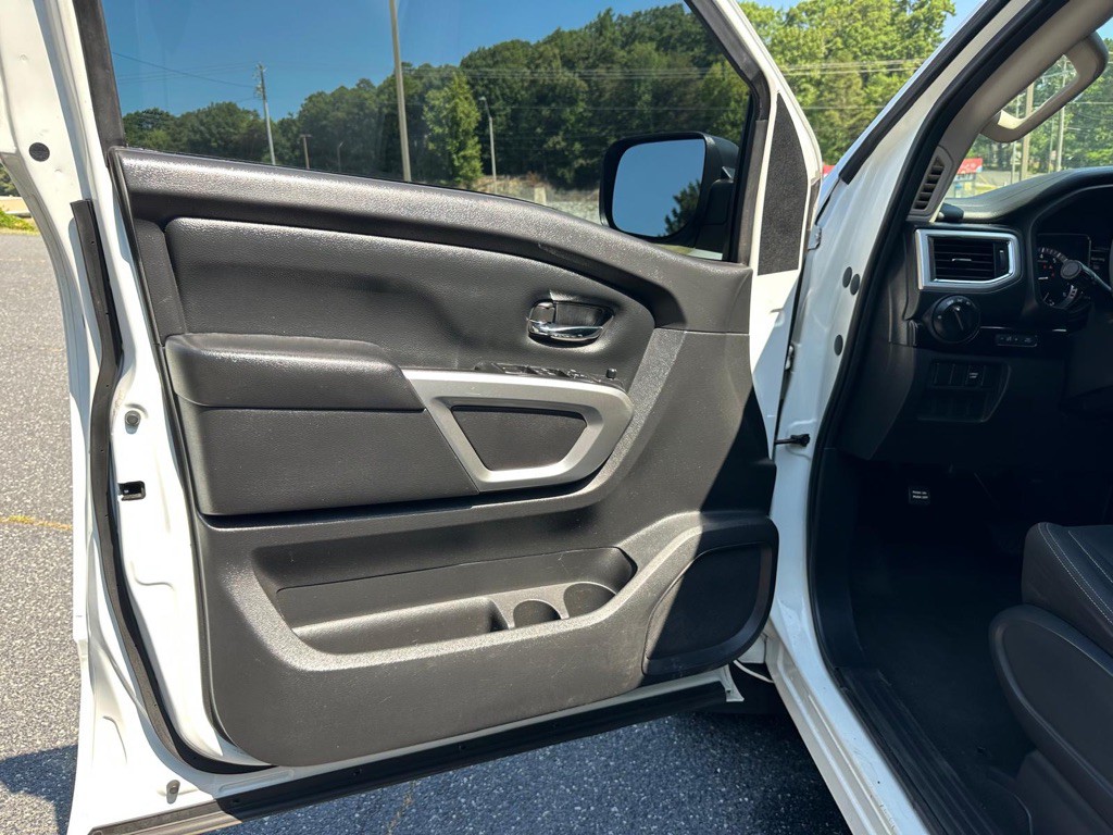 2017 Nissan Titan Image 12