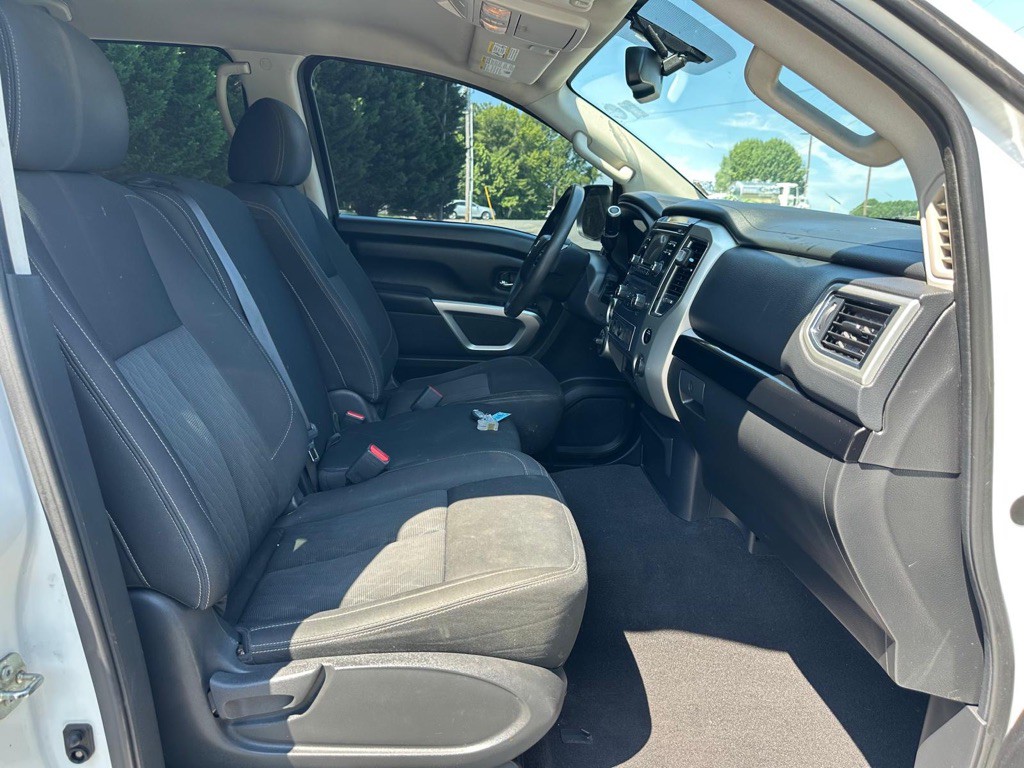 2017 Nissan Titan Image 14