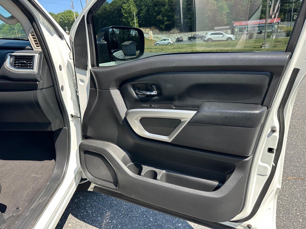 2017 Nissan Titan Image 16