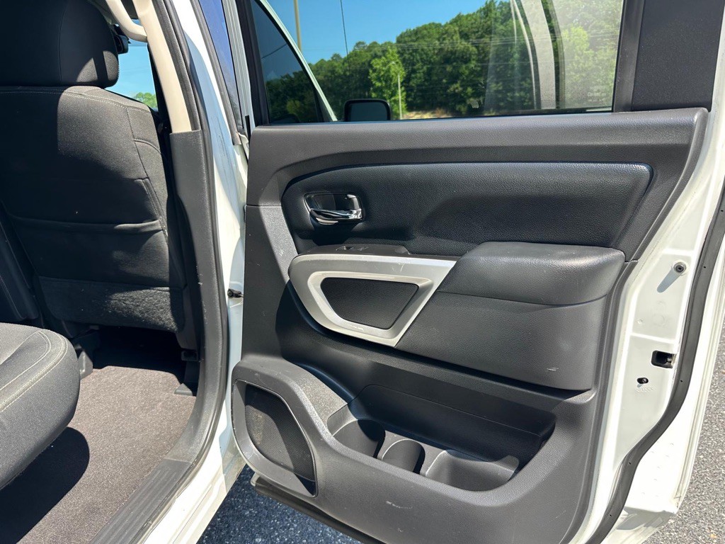 2017 Nissan Titan Image 17