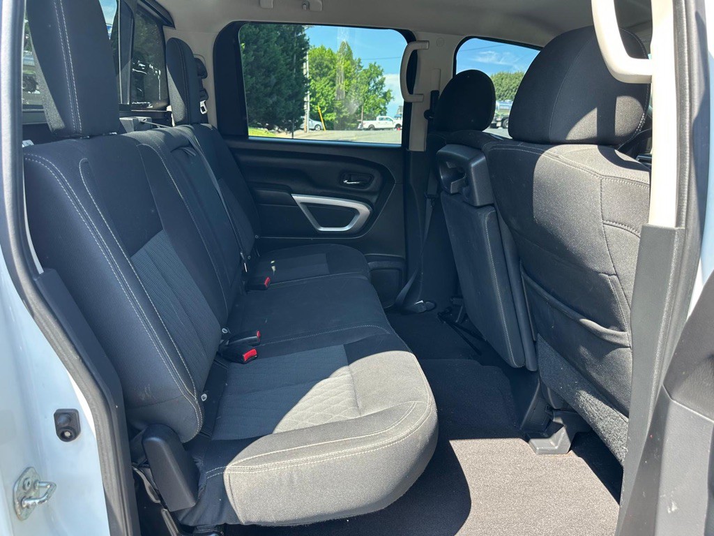 2017 Nissan Titan Image 18