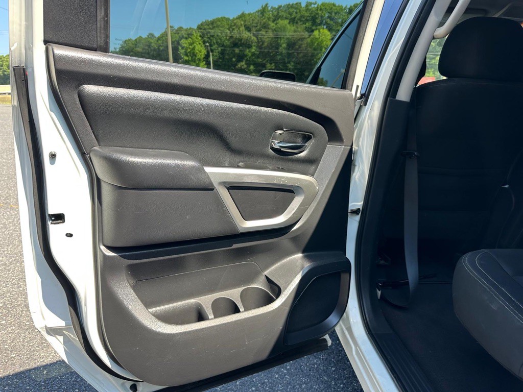 2017 Nissan Titan Image 19