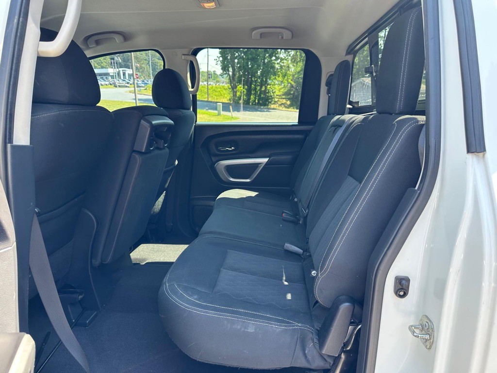2017 Nissan Titan Image 20