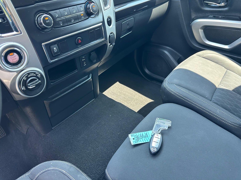 2017 Nissan Titan Image 28