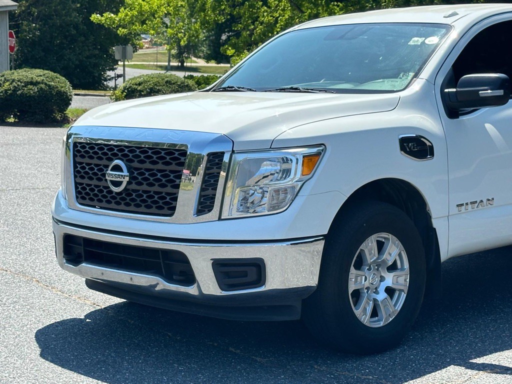 2017 Nissan Titan Image 33