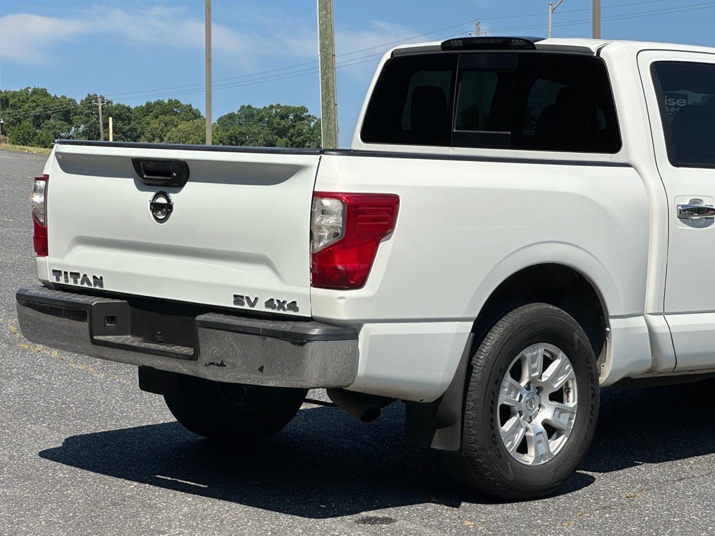 2017 Nissan Titan Image 35