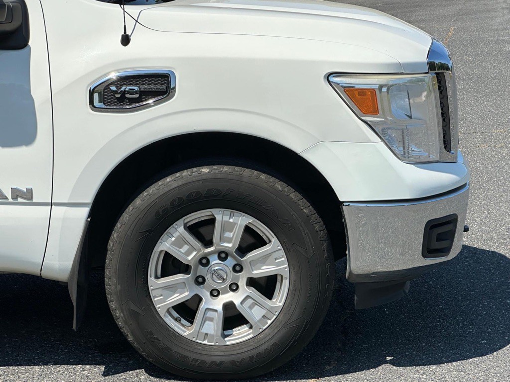 2017 Nissan Titan Image 36