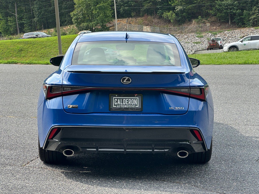 2023 Lexus IS Image 4