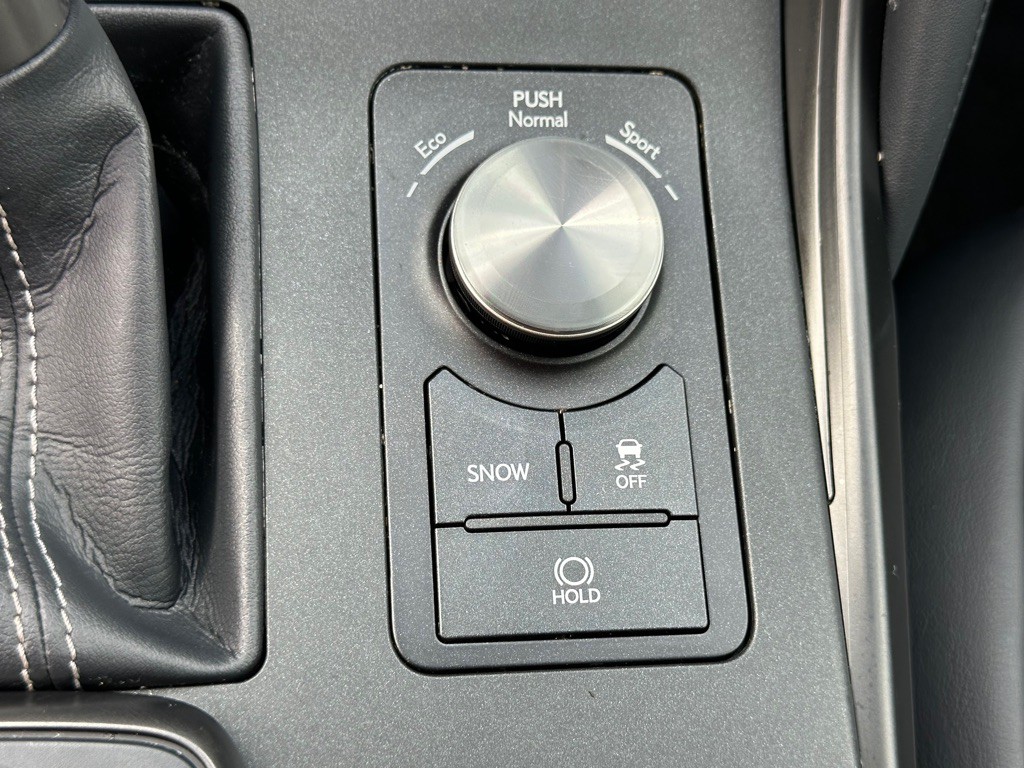 2023 Lexus IS Image 32