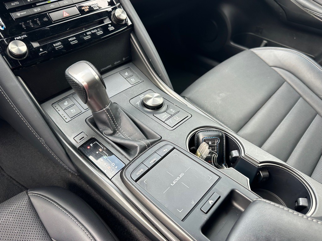 2023 Lexus IS Image 34
