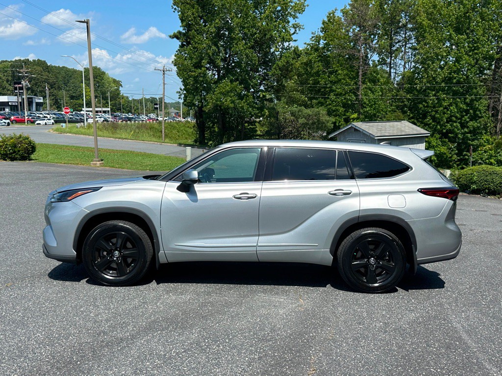 2022 Toyota Highlander Image 2