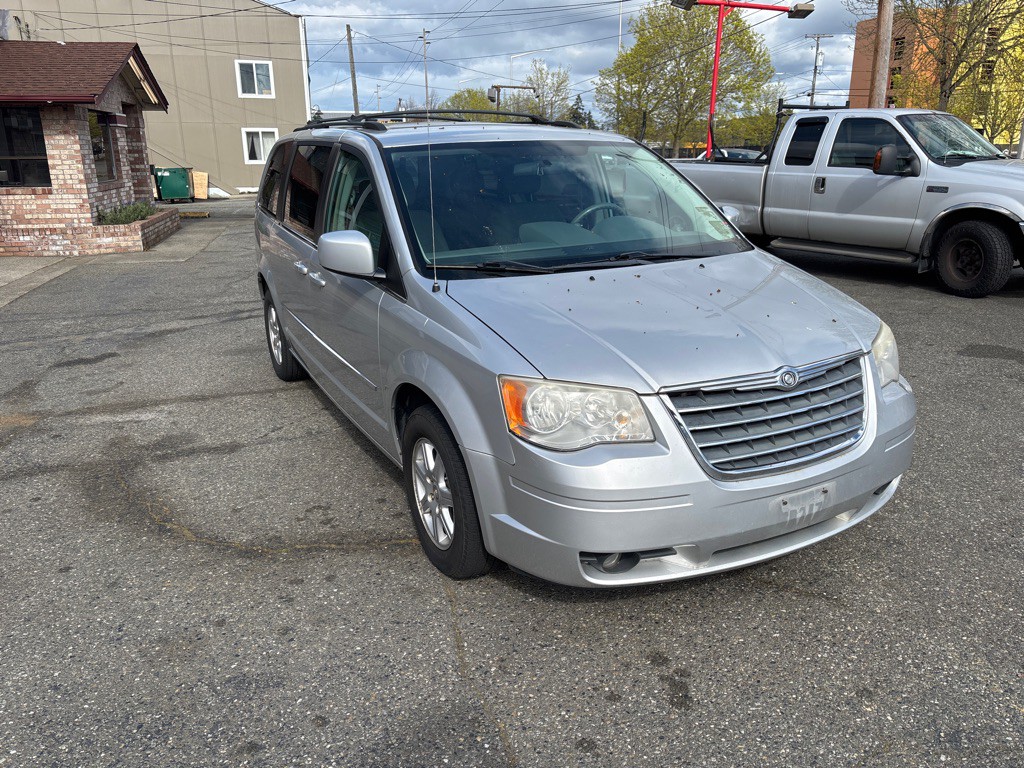 2010 Chrysler Town & Country Image 1