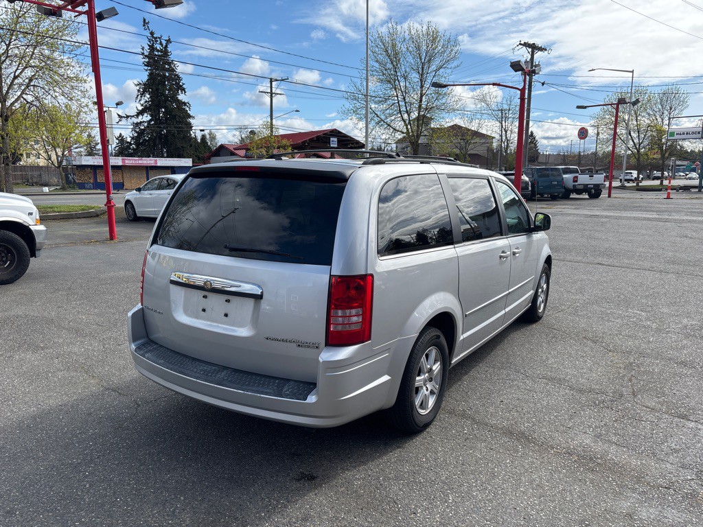 2010 Chrysler Town & Country Image 2