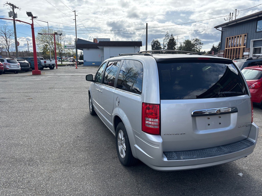 2010 Chrysler Town & Country Image 3