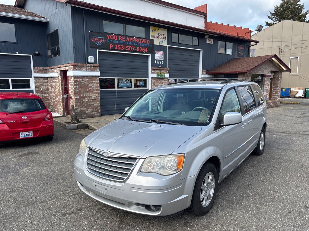 2010 Chrysler Town & Country Image 4
