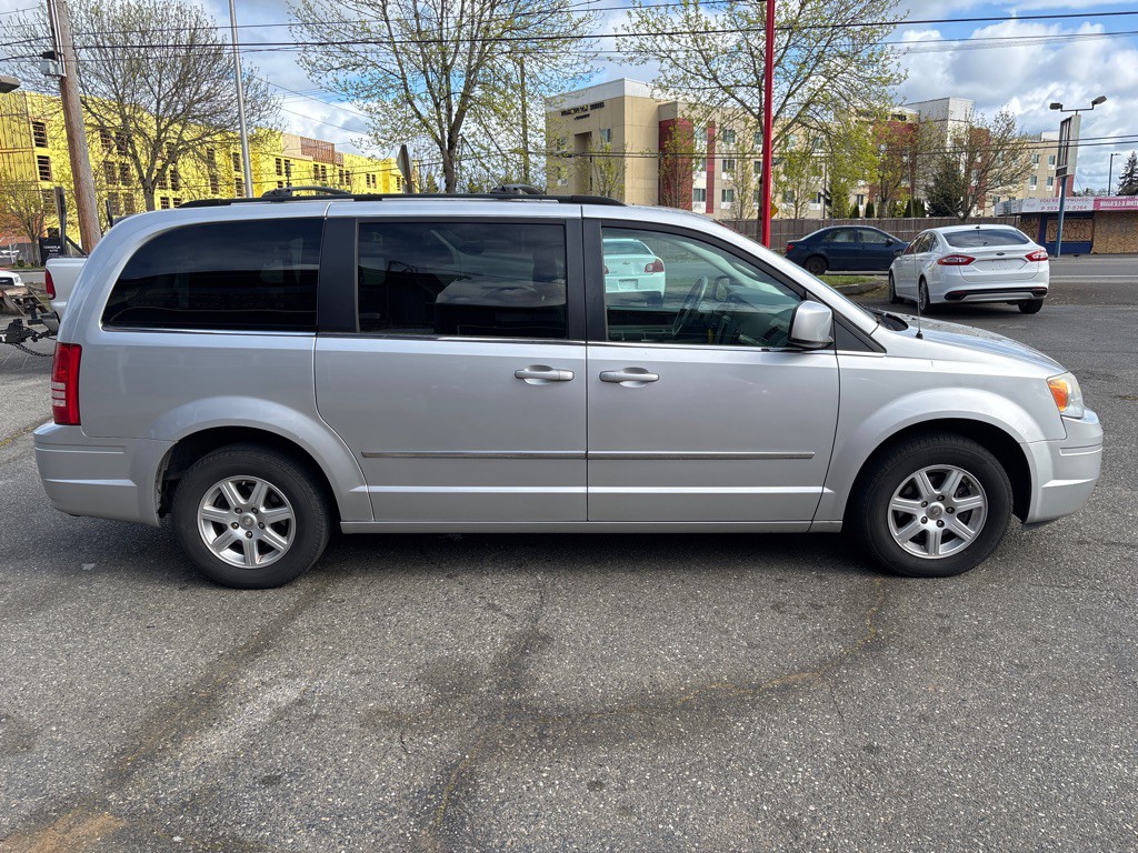 2010 Chrysler Town & Country Image 5