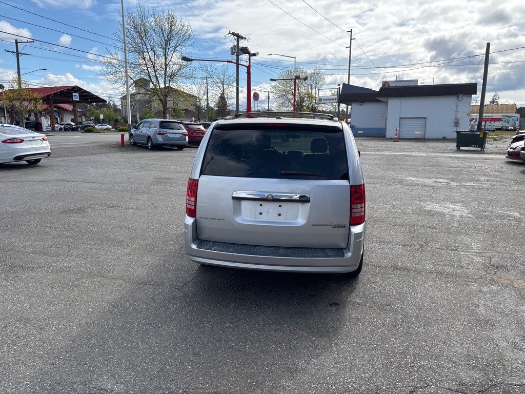 2010 Chrysler Town & Country Image 6