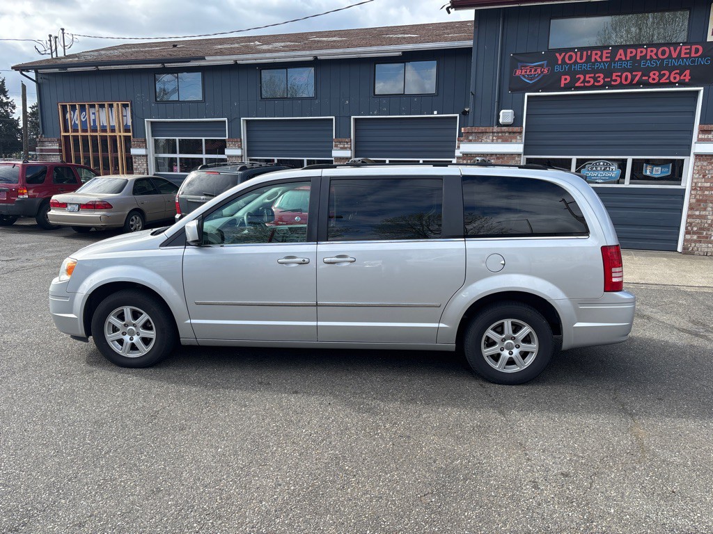 2010 Chrysler Town & Country Image 7