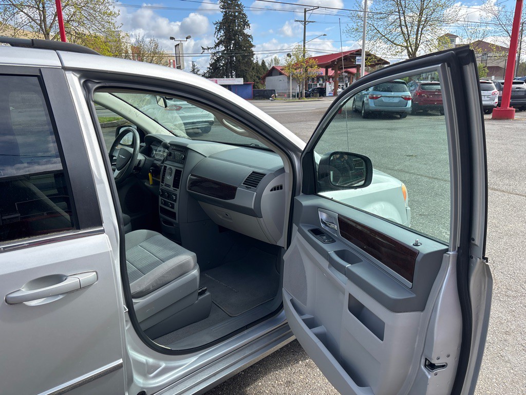 2010 Chrysler Town & Country Image 9
