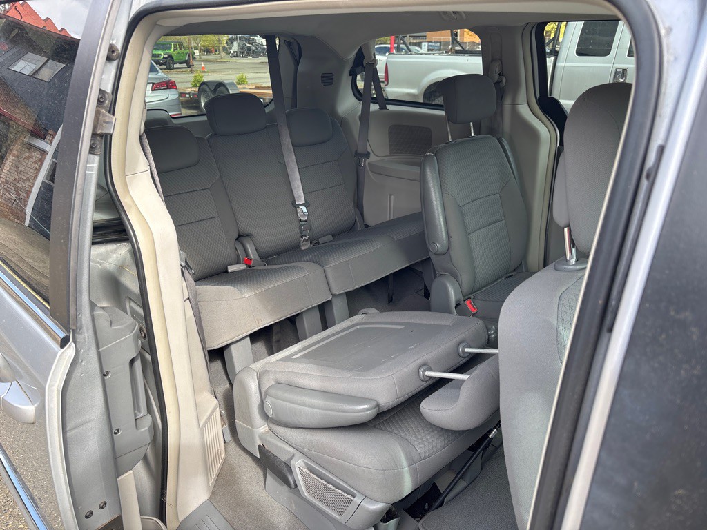 2010 Chrysler Town & Country Image 10