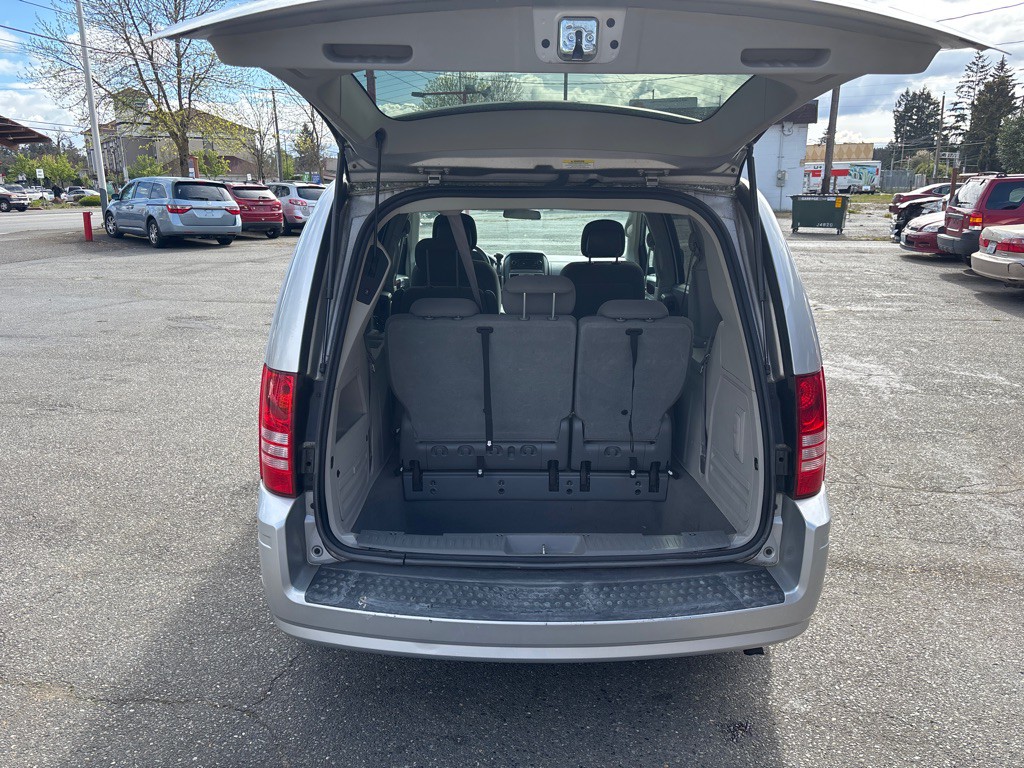 2010 Chrysler Town & Country Image 11