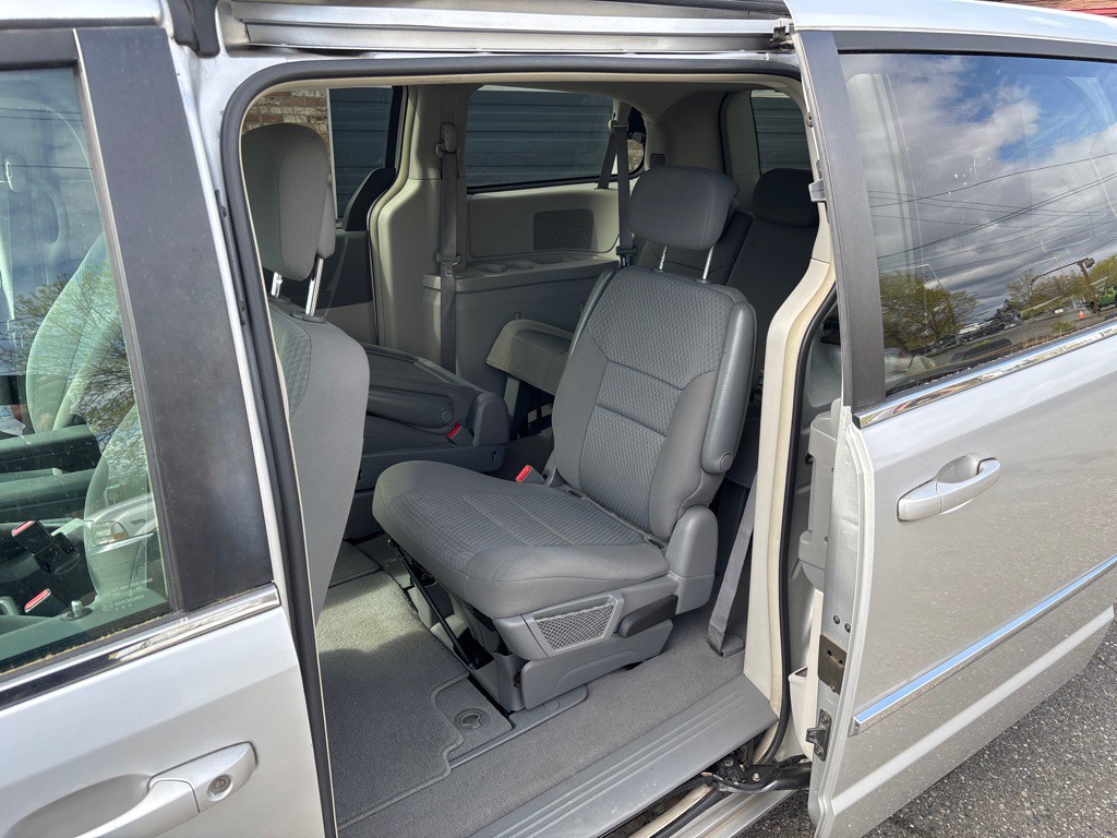 2010 Chrysler Town & Country Image 12