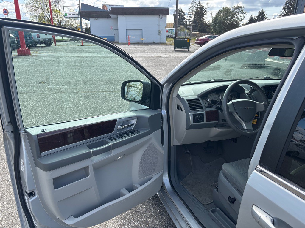 2010 Chrysler Town & Country Image 13