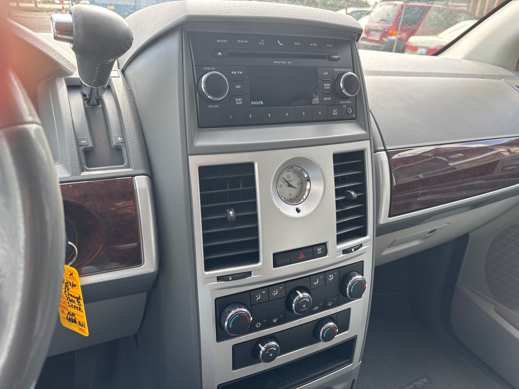 2010 Chrysler Town & Country Image 15