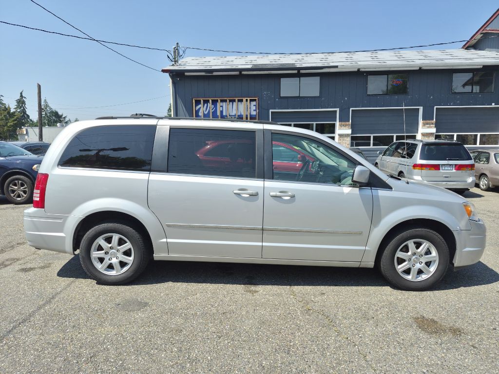 2010 Chrysler Town & Country Image 2