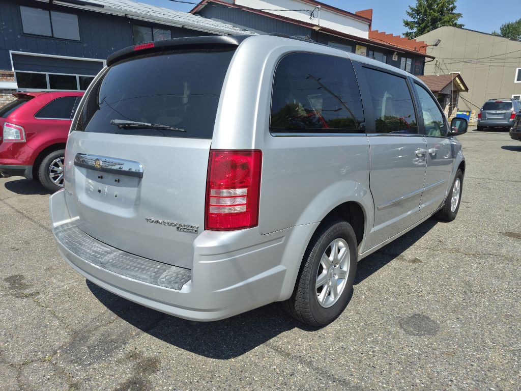 2010 Chrysler Town & Country Image 3