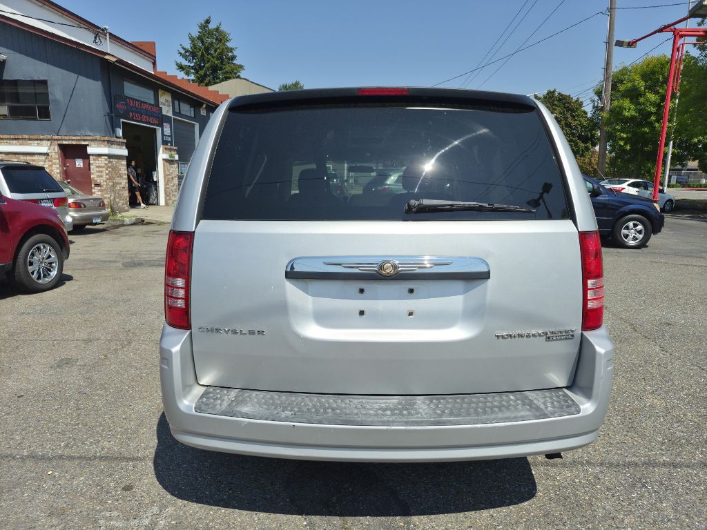 2010 Chrysler Town & Country Image 4