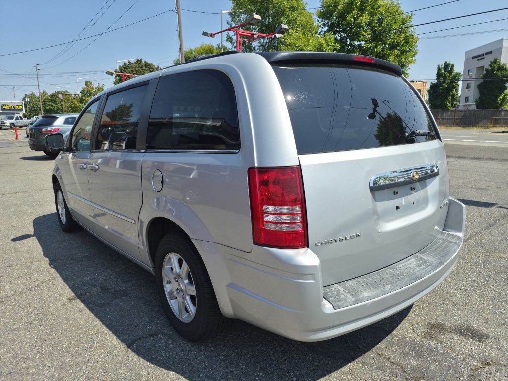 2010 Chrysler Town & Country Image 5