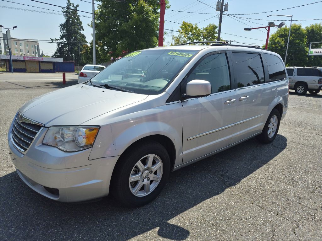2010 Chrysler Town & Country Image 6