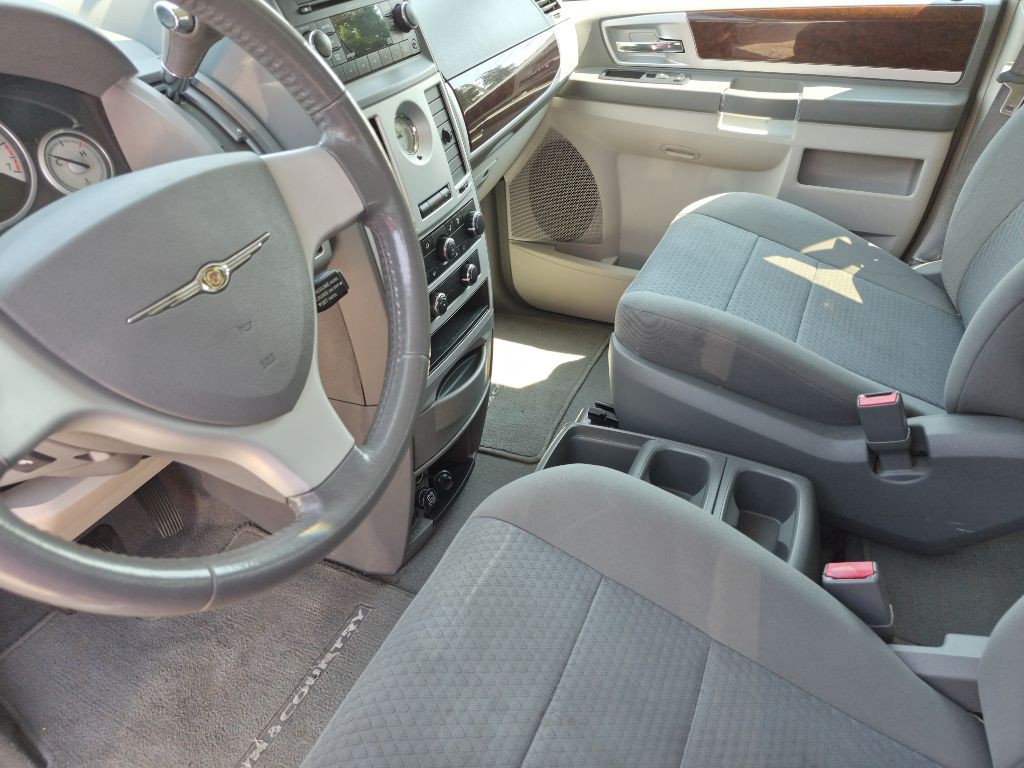 2010 Chrysler Town & Country Image 9